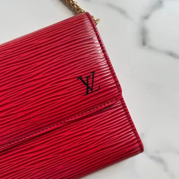 SALE! Louis Vuitton International Epi Wallet on chain ❤️ - Picture 5 of 16